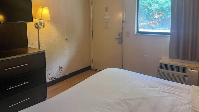 Deluxe, King Bed, Motel 6 Atlanta Smyrna / Ballpark 5/10
