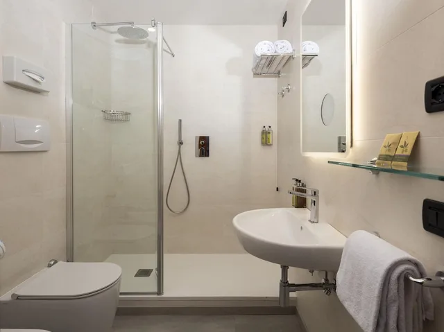 غرفة ديلوكس بسرير كوين وسرير فردي بإطلالة على البحر بشرفة، Best Western Regina Elena 4/4