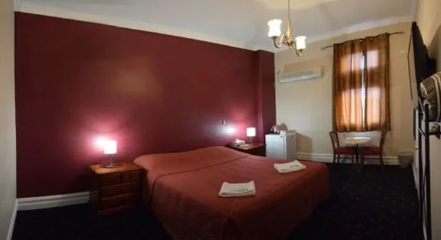 Renovated, King Bed، Palace Hotel Kalgoorlie 1/2