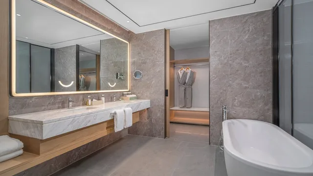 1 Bedroom, Suite, Single Bed, Dining Area, Holiday Inn Wuhan Houguan Lake by IHG 4/6