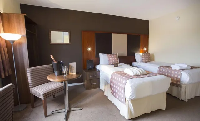 غرفة كبيرة بسرير كينج، Normandy Hotel 6/9