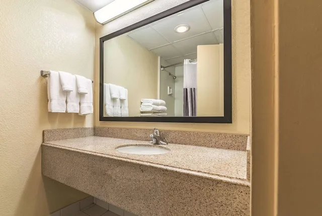 غرفة بسرير كينج لذوي الإعاقة، Ramada by Wyndham Fairfield NJ 4/4