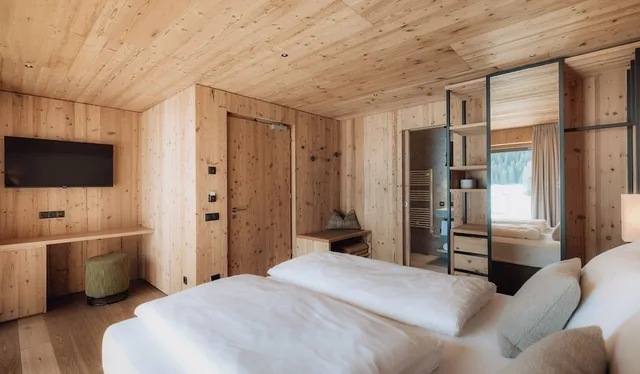 غرفة جونيور بسرير كينج بشرفة، Hotel Saltria true alpine living 1/9