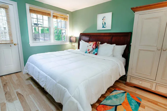 غرفة بسرير كينج بإطلالة على المتنزه بحمام خاص، The Provincetown Hotel at Gabriel's 1/2