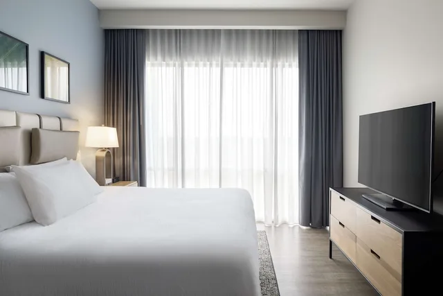 جناح ركني بسرير كينج بغرفتين مع أريكة، Embassy Suites Bowling Green Ky 1/2