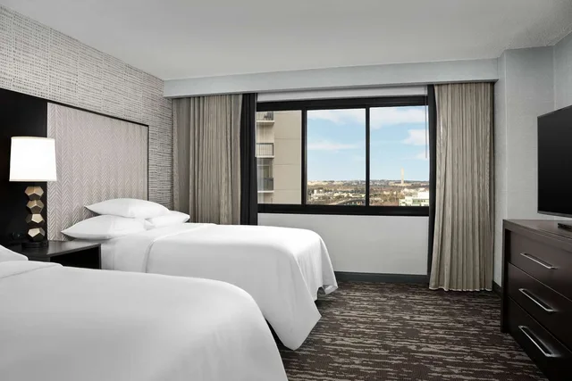 جناح بغرفتي نوم بإطلالة، Embassy Suites By Hilton Crystal City National Airport 3/4