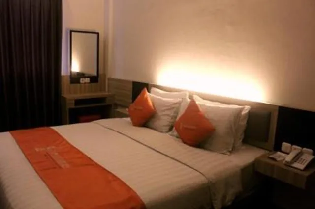 غرفة بزنس بسرير كوين، Top Malioboro Hotel 1/7