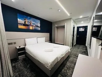 غرفة ديلوكس بسرير كينج وسريرين منفصلين لذوي الإعاقة، Ilford Grand Hotel 1/1