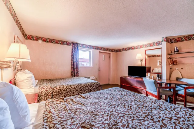 غرفة بسرير كينج وسرير مزدوج للمدخنين، Ozark Junction Inn 6/8