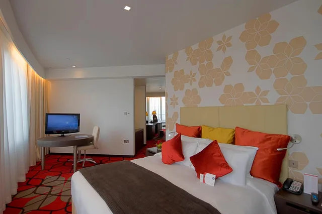 1 King Deluxe Plaza View Theme Park Access، Crowne Plaza Abu Dhabi Yas Island 2/8