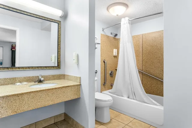 غرفة بسرير كينج لذوي الإعاقة، Quality Inn & Suites Greenville - Haywood Mall 4/5