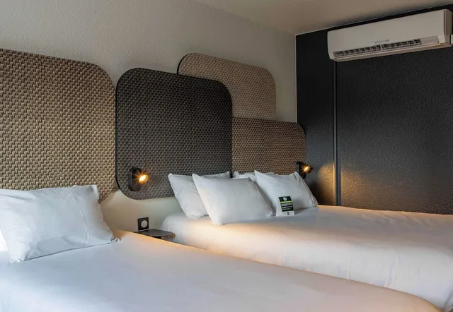 Standard, Triple, 1 Double and 1 Single Bed, B&B HOTEL Lourdes Centre Gare 3 etoiles 3/5