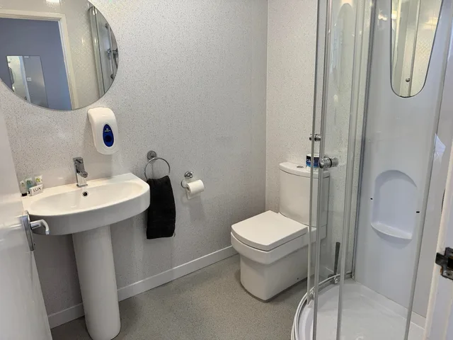 Gold, Family, Twin Beds, 1 Double and 1 Single Bed, Sea View, Sofa، Hotel Mon Ami 4/5