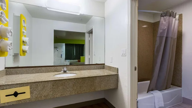 غرفة بسريرين كوين لذوي الإعاقة، Motel6 San Marcos, TX - North 4/7