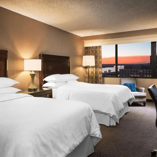 غرفة تقليدية بسريرين مزدوجين بحوض استحمام لذوي الإعاقة، Memphis Riverline Hotel 2/4