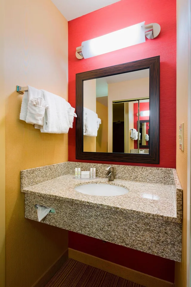 غرفة بسرير كينج مع أريكة، Courtyard by Marriott Wilmington Brandywine 4/4