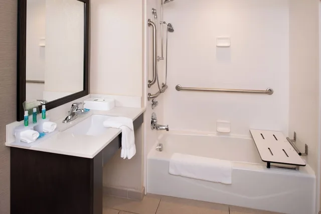 غرفة قياسية بسريرين كوين لذوي الإعاقة، Holiday Inn Express Suites Monroe 4/4