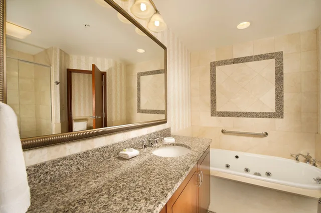 جناح بسرير كينج بغرفتين مع أريكة بحوض جاكوزي بحوض استحمام، Drury Plaza Hotel St Louis Chesterfield 8/10