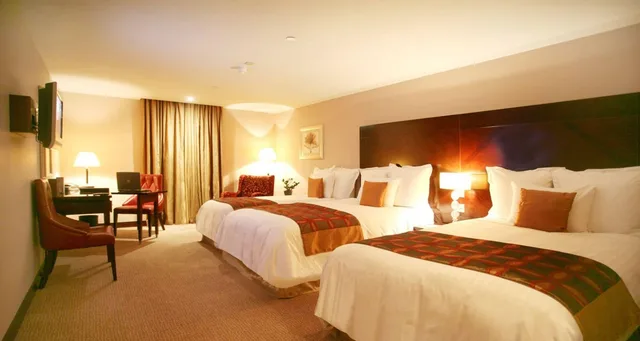 Family, King and Twin Beds, The Savoy Hotel 1/9
