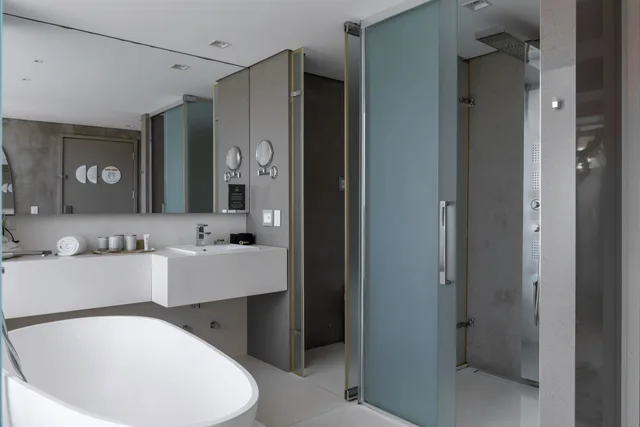 Luxury Double Room 1 King Bed، Suryaa Hotel Pinhais, Curio Collection by Hilton 6/7