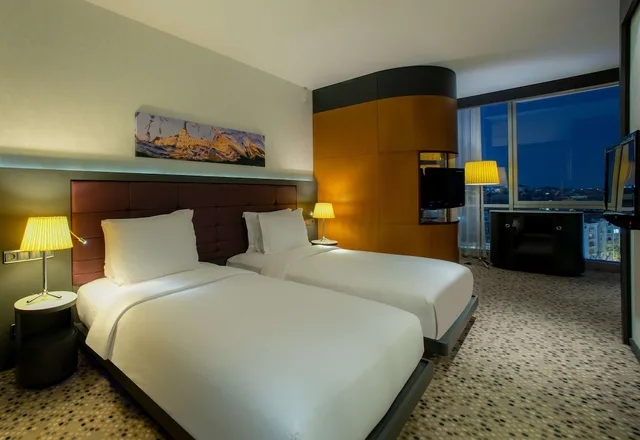 غرفة بسريرين منفصلين بإطلالة على المدينة بحوض استحمام، Doubletree By Hilton Hotel Istanbul - Moda 1/7
