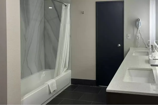 جناح بسرير كينج، Quality Inn & Suites at Airport Blvd I-65 2/2