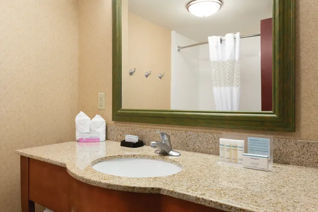 غرفة بسريرين كوين، Hampton Inn & Suites Greenfield 5/7