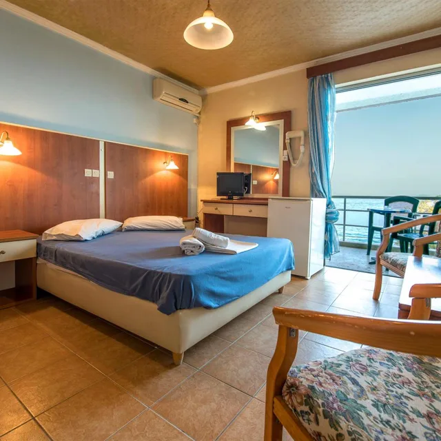 غرفة بسرير مزدوج أو سريرين منفصلين مع سرير إضافي، Sun Hotel Kineta 1/8