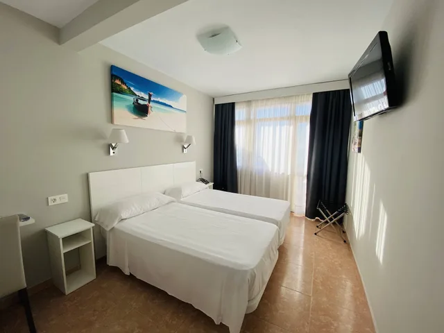 غرفة كلاسيكية بسريرين منفصلين بإطلالة على البحر، Hotel Los Jazmines 2/4