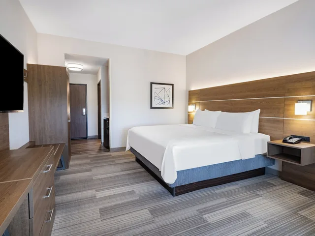 غرفة قياسية بسرير كينج لذوي الإعاقة، Holiday Inn Express & Suites Ruskin - Sun City 2/10