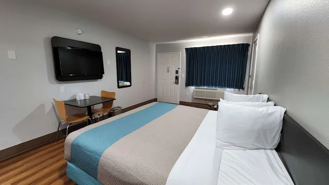 1 King Bed - Mobility Accessible Tub, Nsmk، Motel6 Webster Tx Houston Nasa Lake 3/7