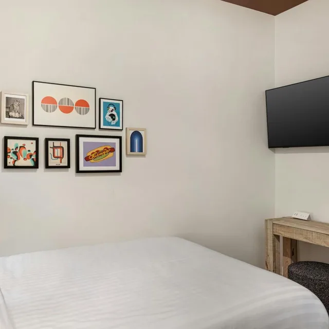 Cozy, Studio, Queen Bed, No View, Accessible, Found Hotel Chicago River North 2/5