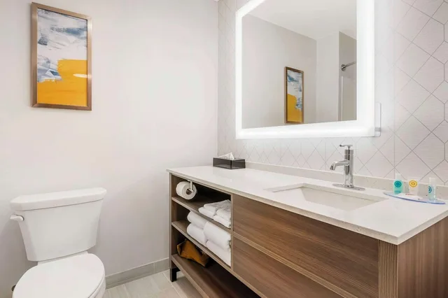 غرفة قياسية بسريرين كوين، Comfort Inn Kendallville East, IN 5/6