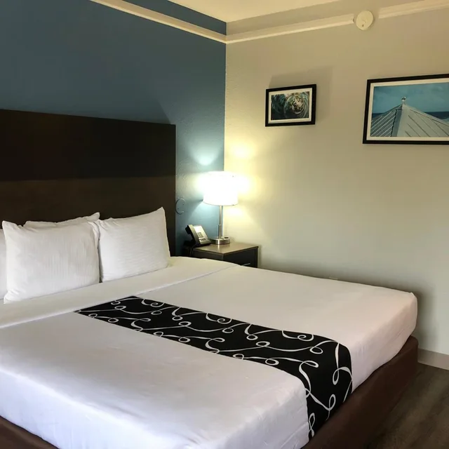 غرفة ديلوكس بسرير كينج بحوض استحمام لذوي الإعاقة، La Quinta by Wyndham PCB Coastal Palms 1/3