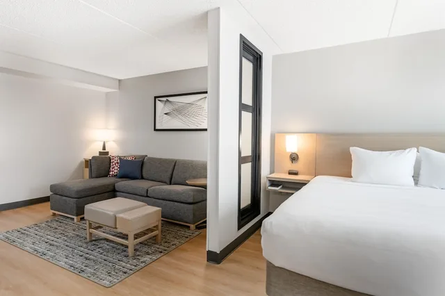 غرفة بسرير كينج مع أريكة في طابق مرتفع، Hyatt Place College Station 2/6