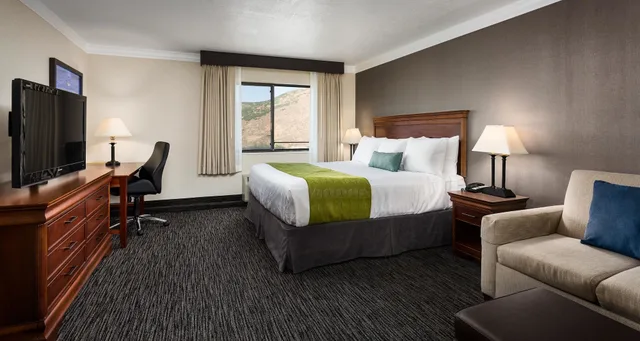 غرفة قياسية بسرير كينج مع أريكة بحوض جاكوزي، Best Western Plus Landmark Inn 3/10