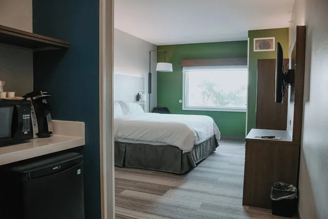 Standard, Double Bed, Holiday Inn Express and Suites Lincoln South 8/8