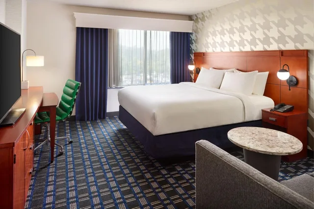 Guest Room, King Bed, Sofa, Allergy Friendly، Courtyard Arlington Crystal City/Reagan National Airport 2/6