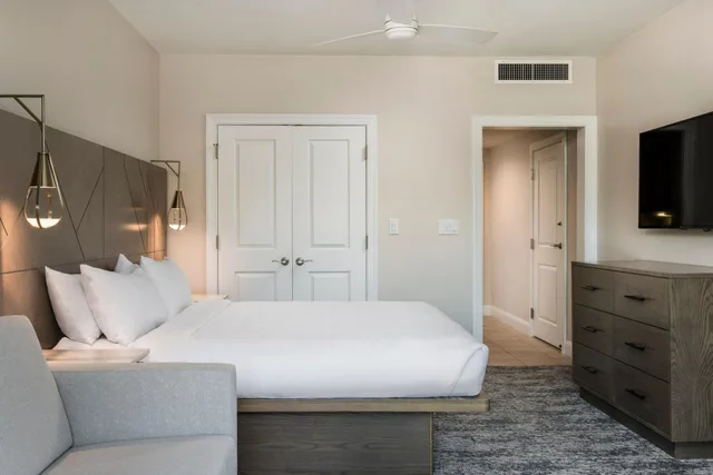 غرفة بسرير كينج مع أريكة، Marriott S Lakeshore Reserve 3/7