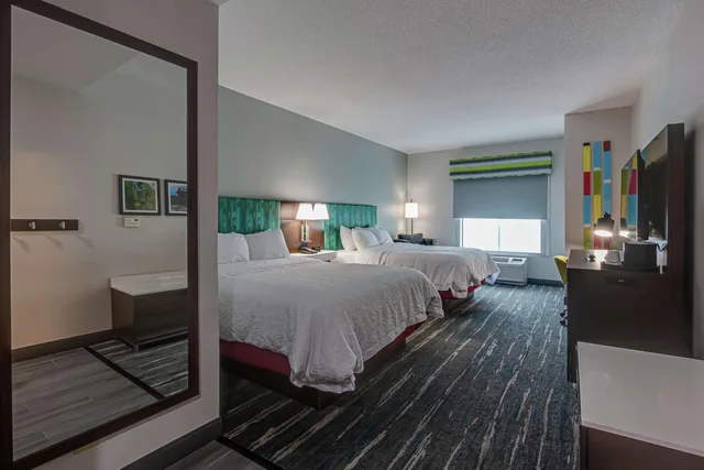 غرفة بسريرين كوين بحوض استحمام لذوي الإعاقة، Hampton Inn Oak Grove Fort Campbell 1/2