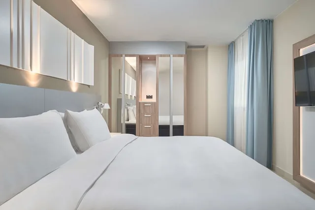 جناح بإطلالة على المسبح بشرفة بغرفتي نوم، Radisson Blu Resort Spa Gran Canaria Mogan 6/10
