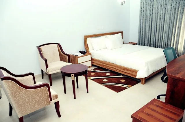 جناح بزنس بسرير كينج، Georgetown Hotel 1/2