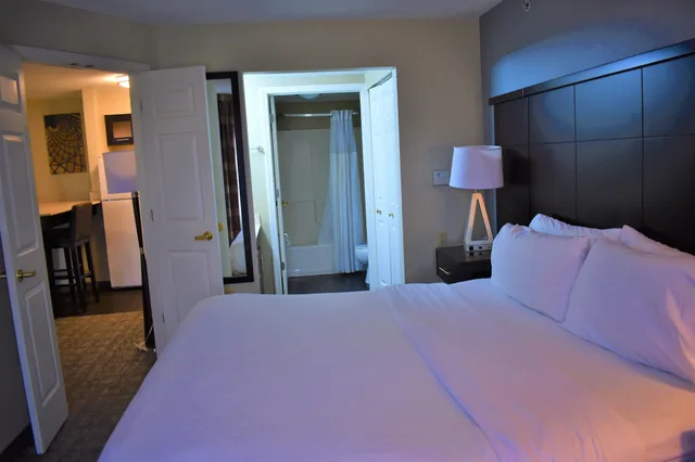 جناح بسرير كوين بغرفة نوم واحدة بمطبخ، Staybridge Suites Cranbury-South Brunswick 2/5