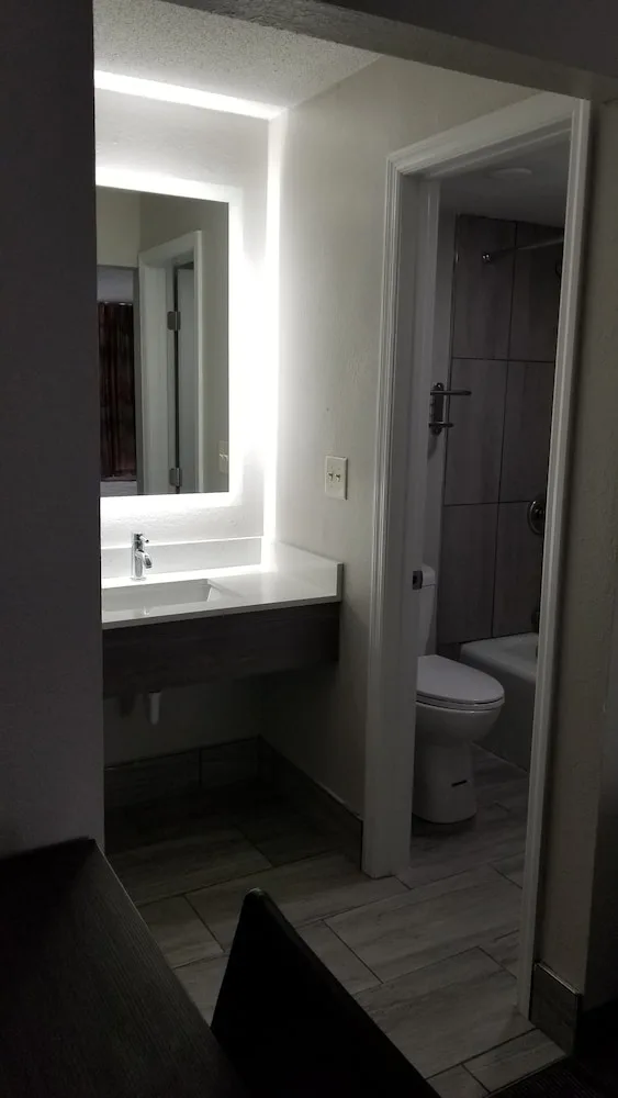 Room, 2 Queen Beds, Days Inn and Suites by Wyndham Charleston Airport West 4/4