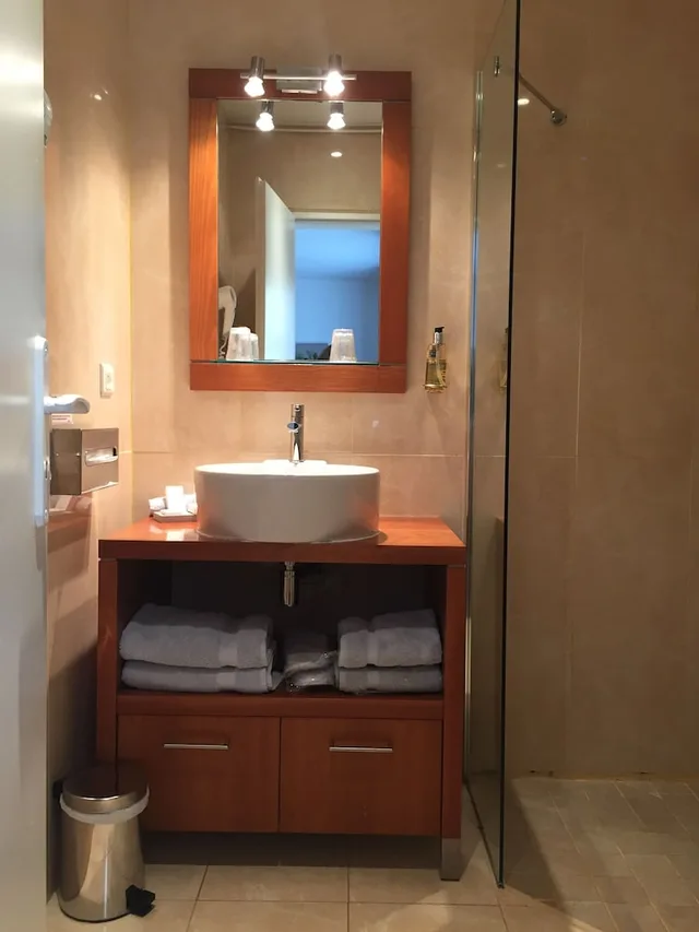 غرفة كومفورت بسرير كوين بإطلالة على المتنزه، Hotel Saint Laurent 2/2