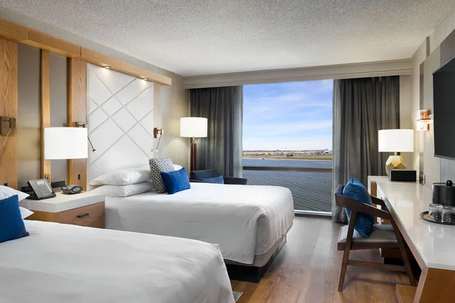 غرفة كلوب بسرير كوين، Kansas City Airport Marriott 2/4