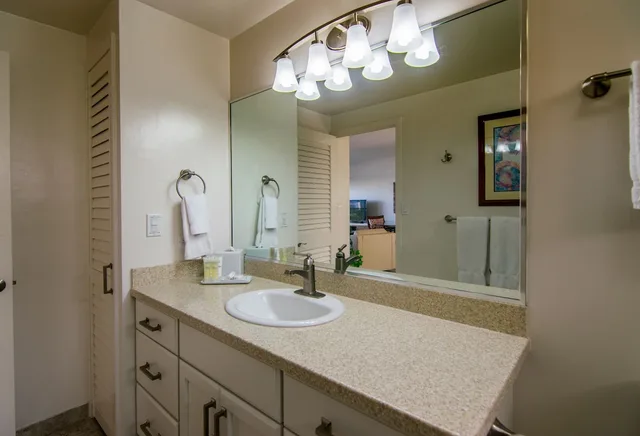 2 Bedrooms, Condo, King and Twin Beds, Ocean View, 2 Bathrooms, Sofa, Waikiki Shore by OUTRIGGER 4/6
