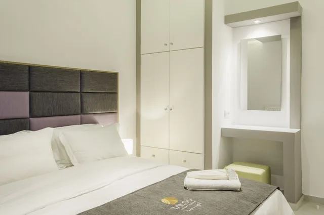جناح سوبيريور بسرير كوين بإطلالة على البحر مع أريكة بمطبخ، Talos Luxury Suites 1/4