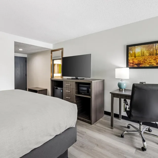غرفة بسرير كينج بجاكوزي، Quality Inn Clarksville 5/9