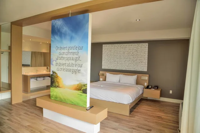 Suite, King Bed, Golf Course View, Sofa، La Cache Du Golf 3/3